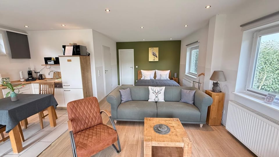 TV and multimedia, Coffee/tea facilities, Kitchen or kitchenette, Living room, Seating area, Dining area, minibar