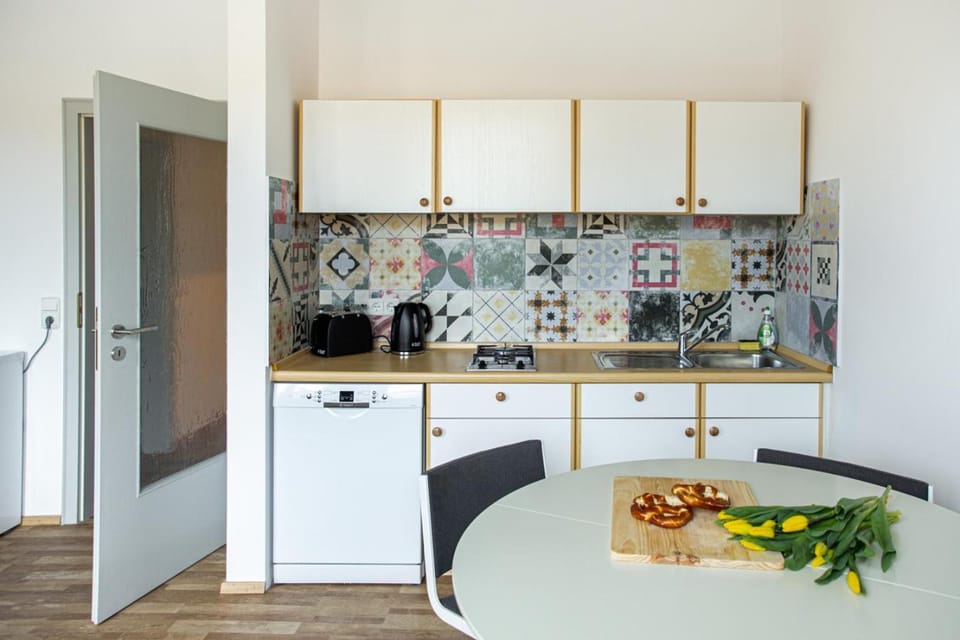 Kitchen or kitchenette, Dining area