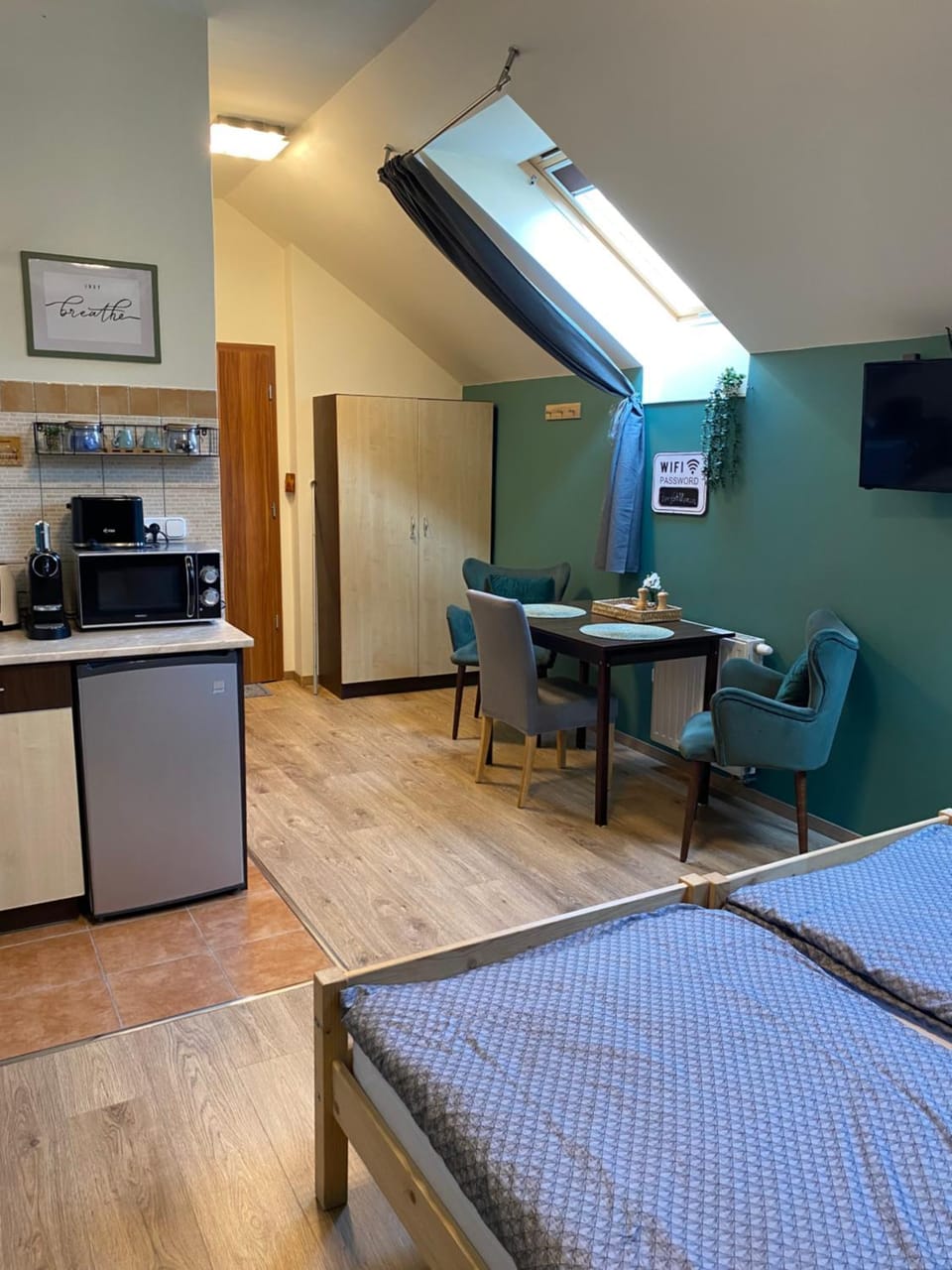 Kitchen or kitchenette, Photo of the whole room, Dining area, toaster
