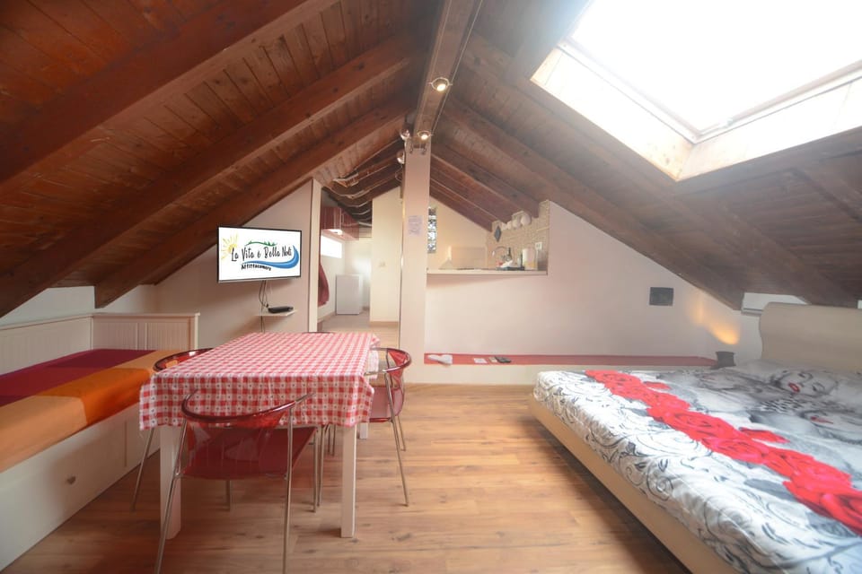 Bed, TV and multimedia, Photo of the whole room, Dining area