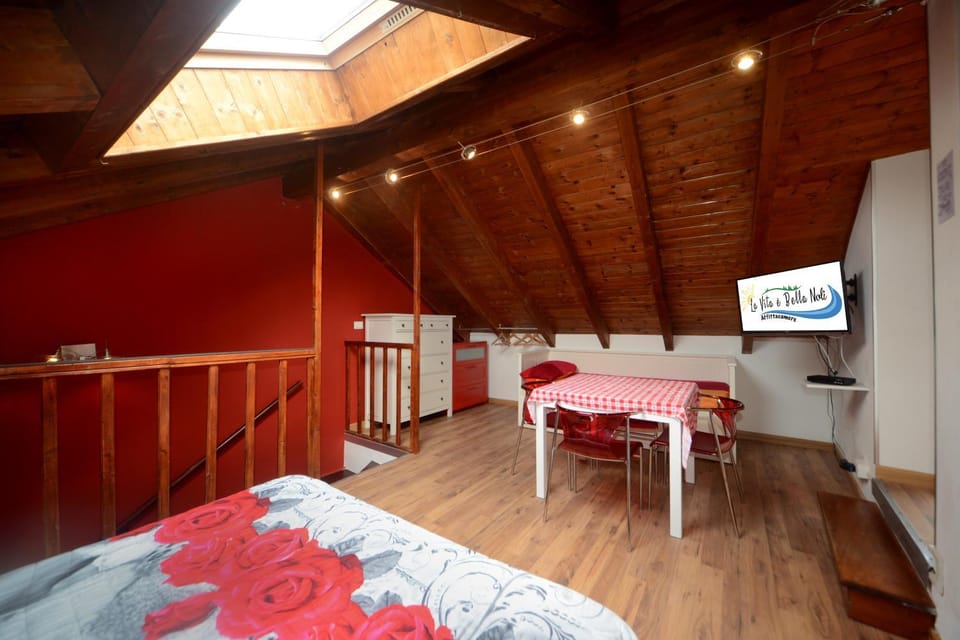Bed, TV and multimedia, Seating area, Dining area