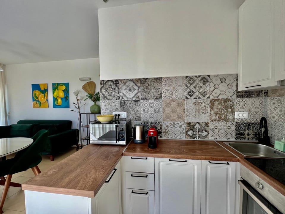 Coffee/tea facilities, Kitchen or kitchenette, dishwasher, oven, stove, toaster