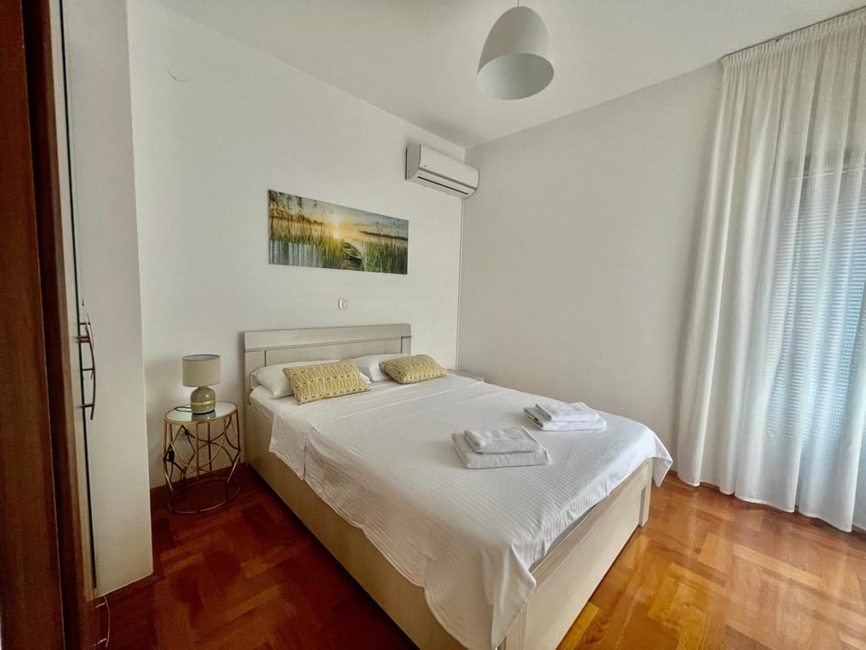 Bed, Bedroom, towels, air conditioner
