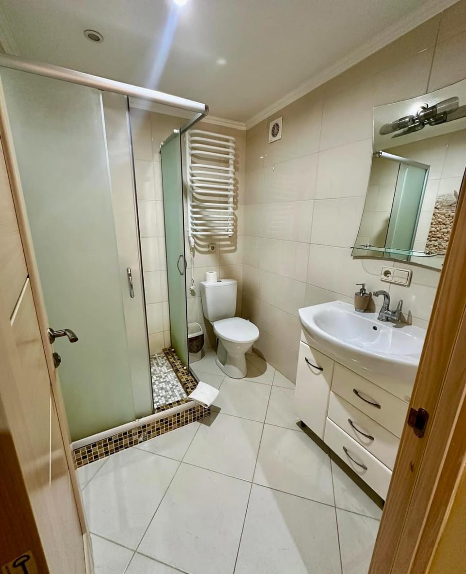 Shower, Toilet, Bath, towels