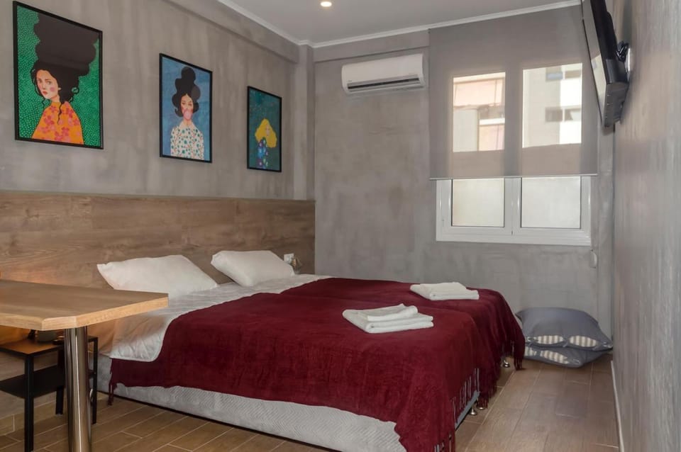 Bed, TV and multimedia, Photo of the whole room, Bedroom, towels, air conditioner