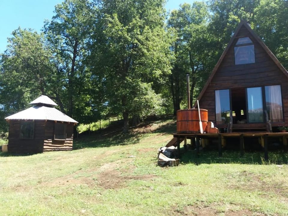 Refugios de Montaña Alpinas, en Sollipulli refugio solli Nature lodge in Araucania, Chile
