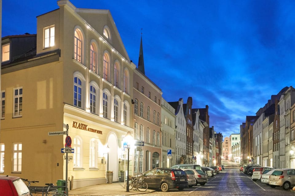 Property building, Facade/entrance, Neighbourhood, Street view, Location