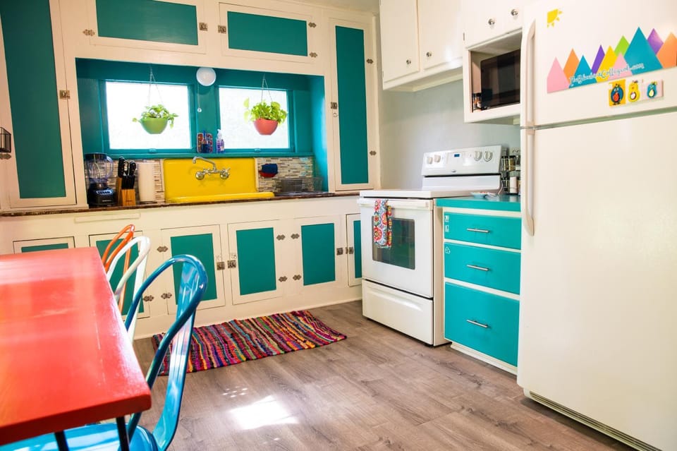 Coffee/tea facilities, Kitchen or kitchenette, microwave, oven, stove, toaster
