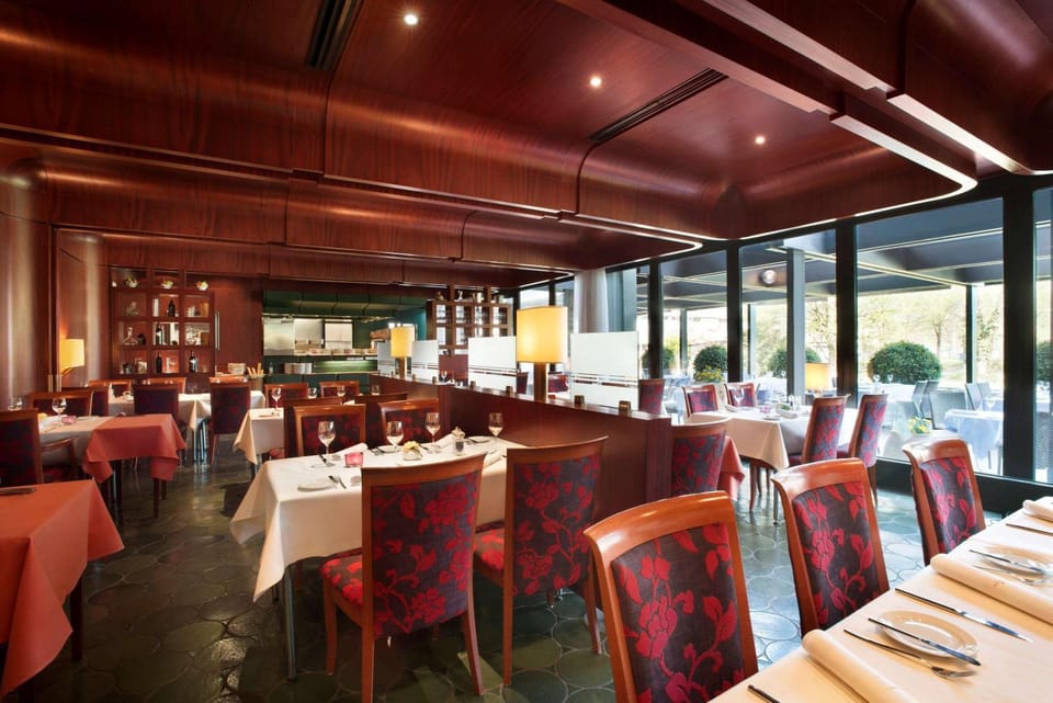 Restaurant/places to eat, Dining area, On site