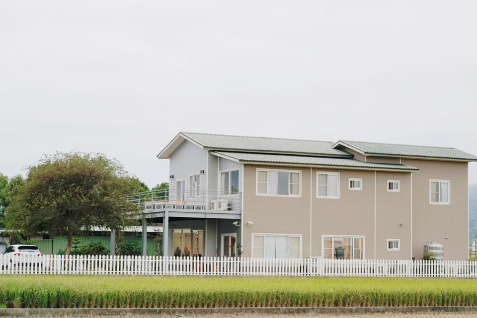 Property building, Nearby landmark, People, Property logo or sign, Neighbourhood, Natural landscape, Garden, Garden view