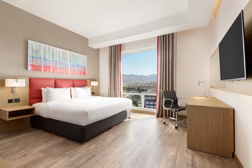 Bed, TV and multimedia, Bedroom, Mountain view