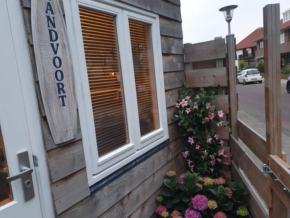 Property building, Patio, Facade/entrance, Garden, On site