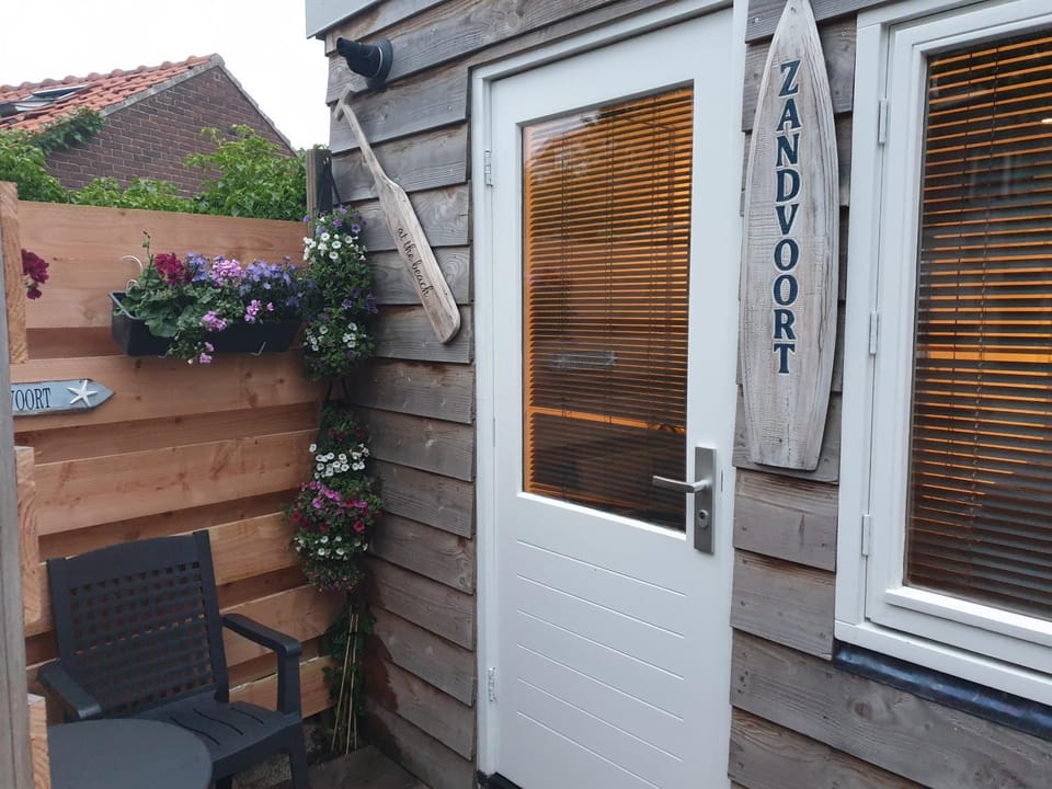 Property building, Patio, Balcony/Terrace