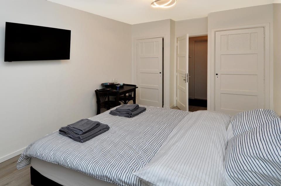 Bed, TV and multimedia, Photo of the whole room, Dining area, Bedroom