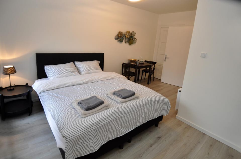 Bed, Photo of the whole room, Dining area, Bedroom