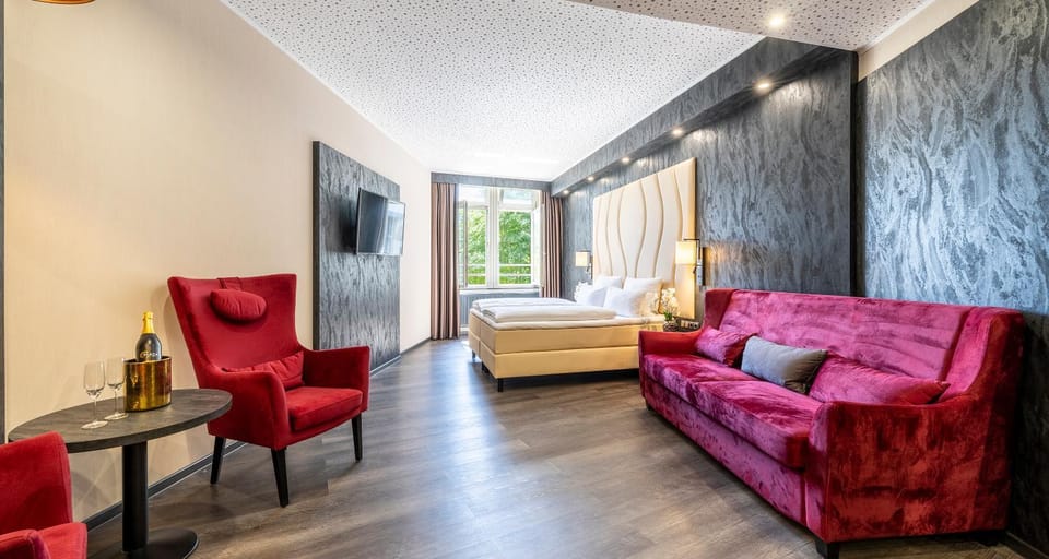 Bed, Photo of the whole room, Seating area