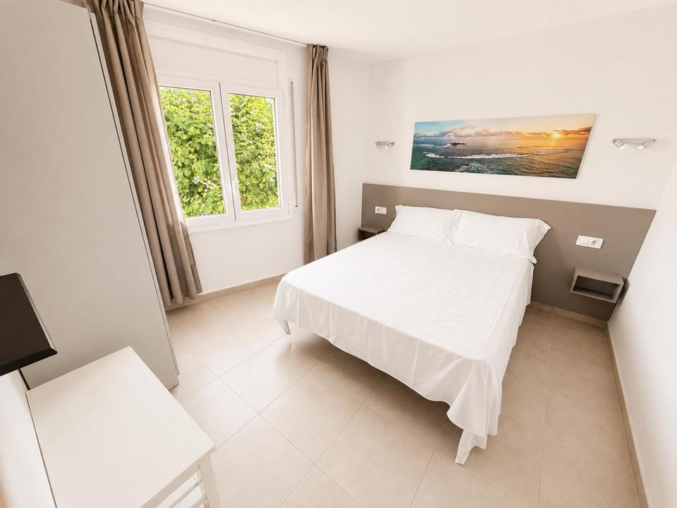 Bed, Photo of the whole room, Bedroom, safe