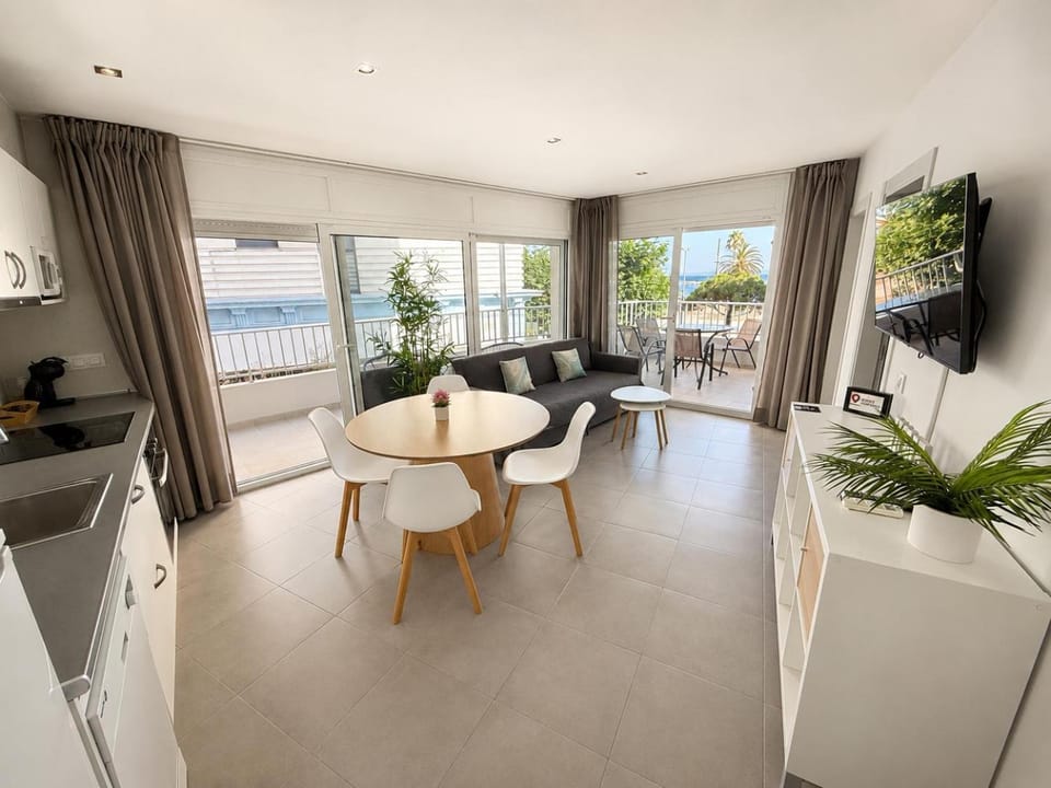 Kitchen or kitchenette, Living room, Dining area, stove