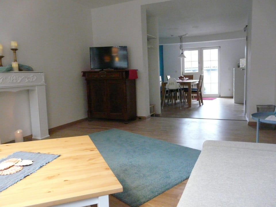 Communal lounge/ TV room, TV and multimedia, Living room, Seating area, Dining area