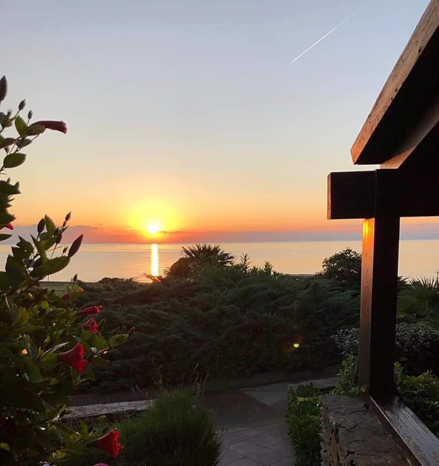 Property building, Natural landscape, Balcony/Terrace, Sea view, Sunrise