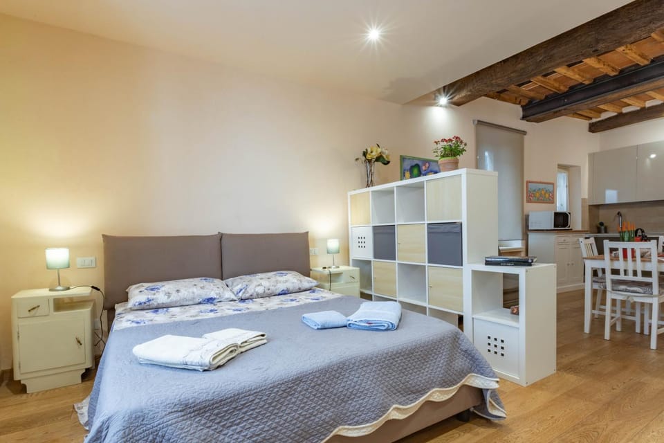 Bed, Bedroom, towels