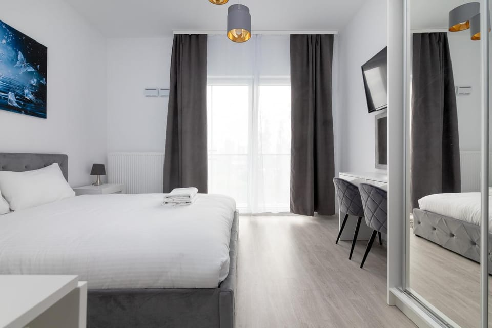 Bed, TV and multimedia, Photo of the whole room, Decorative detail, Bedroom