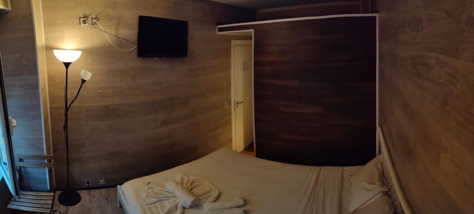 Bed, TV and multimedia, Bedroom