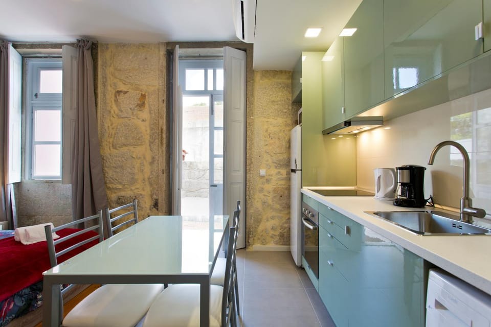 Coffee/tea facilities, Kitchen or kitchenette, Dining area