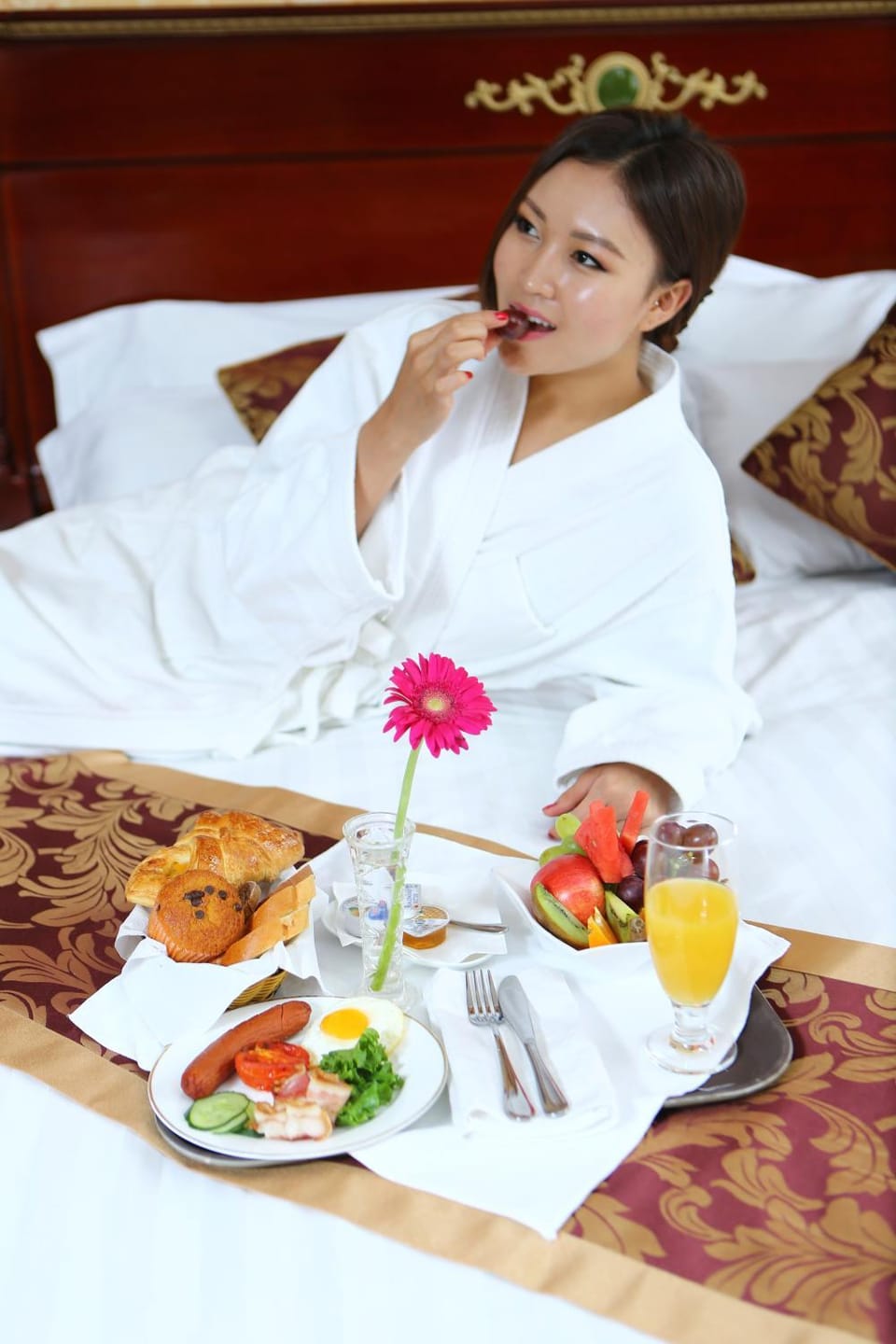 Bed, Decorative detail, Guests, Breakfast