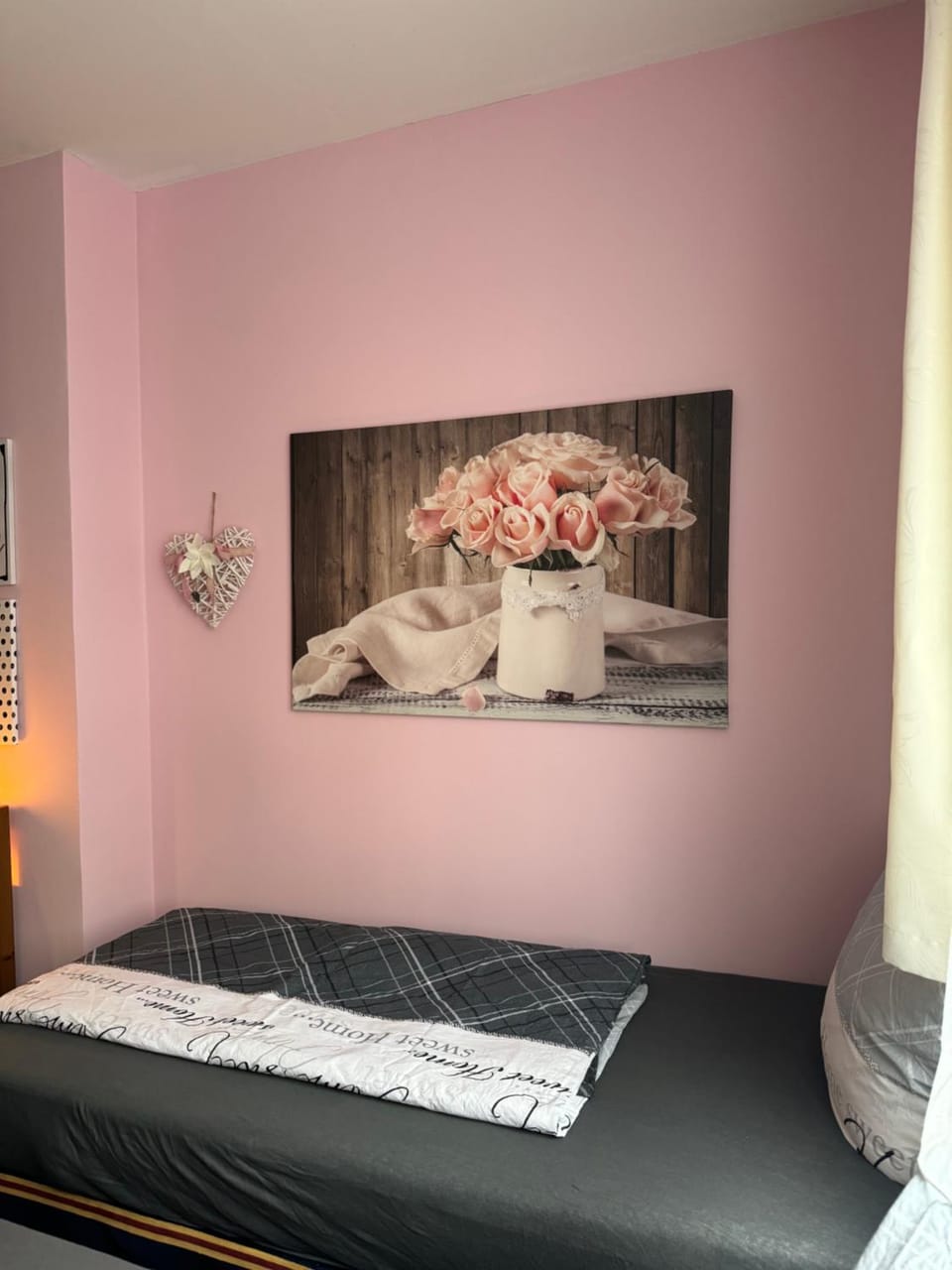 Bed, Photo of the whole room, Decorative detail, Bedroom