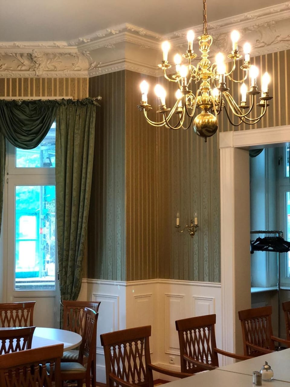 Restaurant/places to eat, Seating area, Dining area