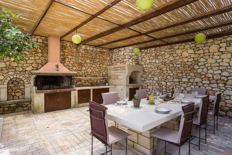 Property building, Restaurant/places to eat