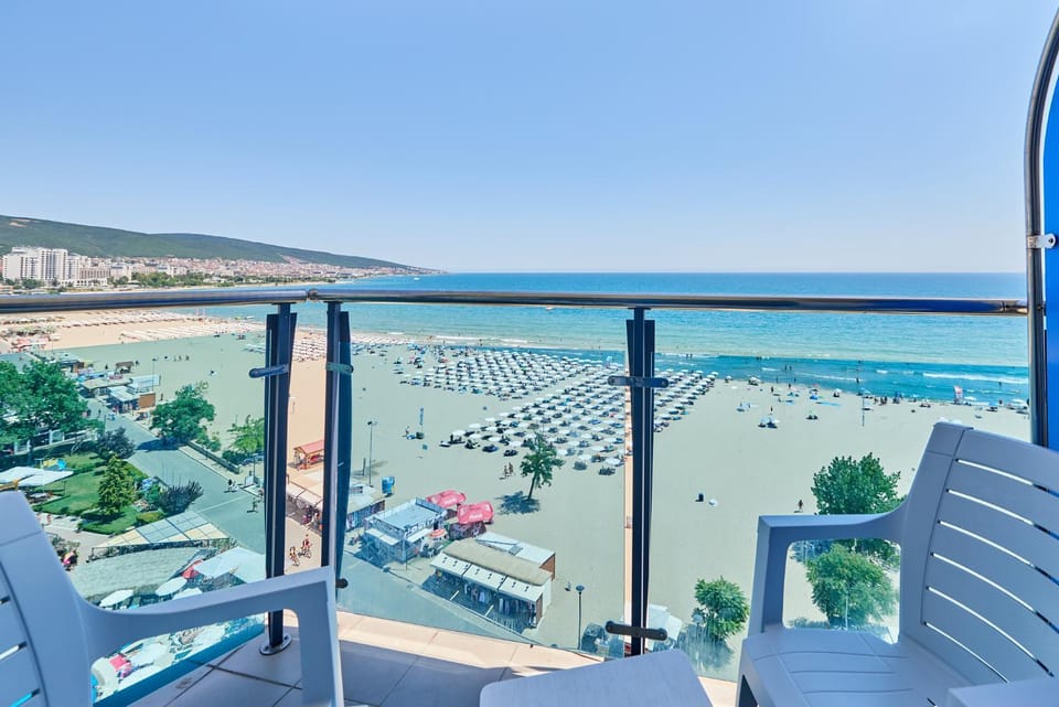 Natural landscape, Balcony/Terrace, Seating area, Beach, Sea view
