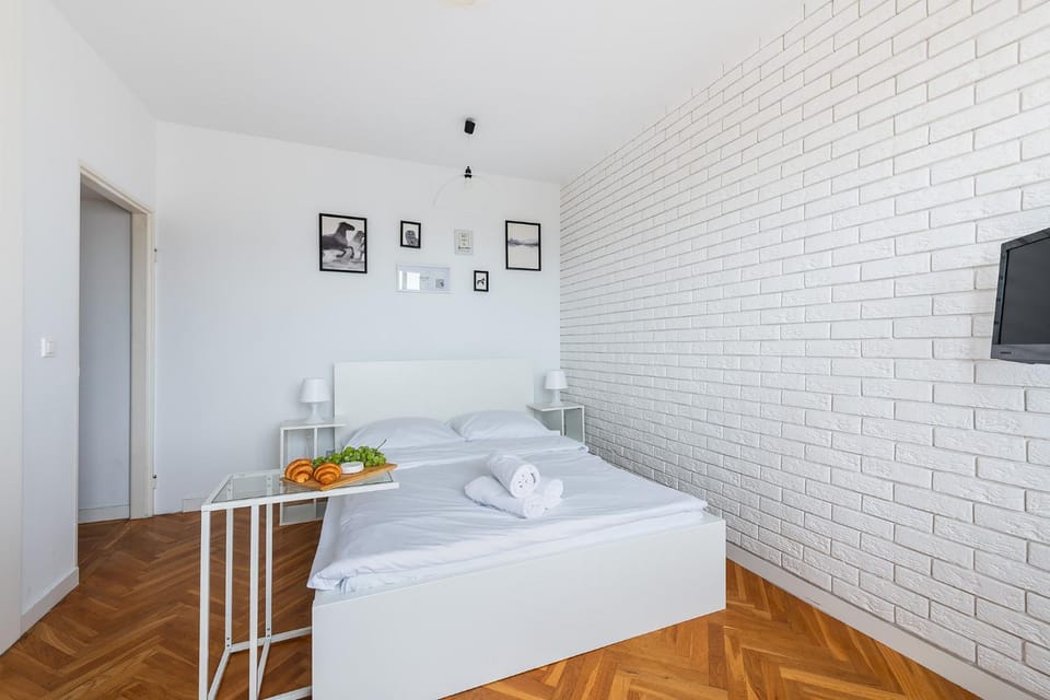 Tamka 40 Prywatne mieszkanie w pobliżu Starego Miasta i Stadionu Narodowego 100m od metra Nowy Świat Samodzielne Zameldowanie! Self Check-in System! Apartment in Warsaw