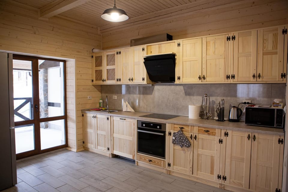 Coffee/tea facilities, Kitchen or kitchenette, Decorative detail, Dining area, Communal kitchen