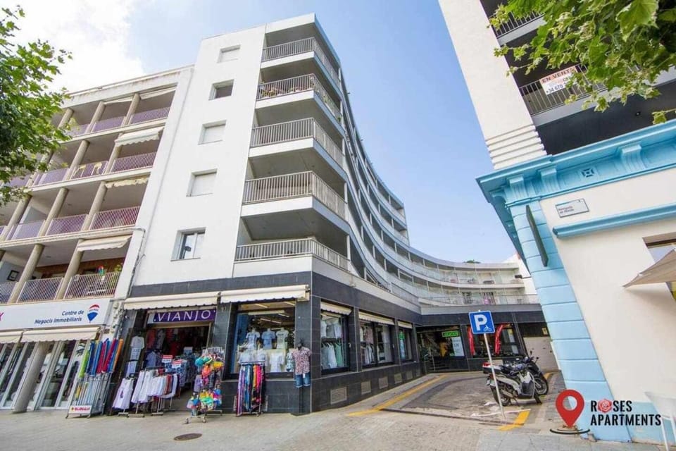 Property building, Facade/entrance, On-site shops