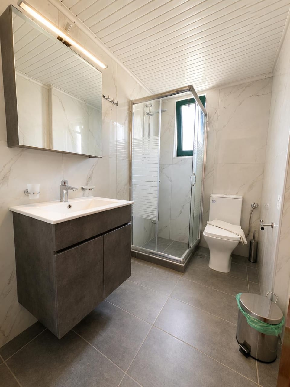 Shower, Toilet, Bathroom, bidet, towels