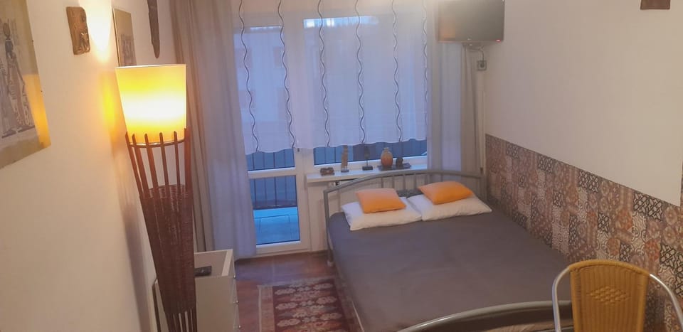 Bed, Living room, Photo of the whole room, Seating area, Bedroom