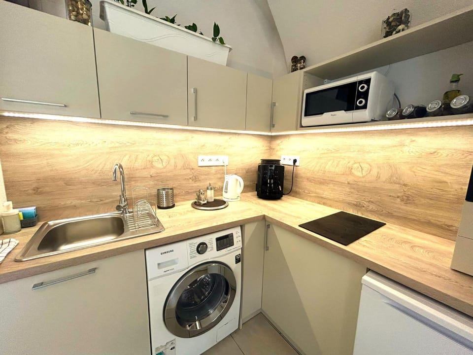 Coffee/tea facilities, Kitchen or kitchenette, Decorative detail, microwave, stove
