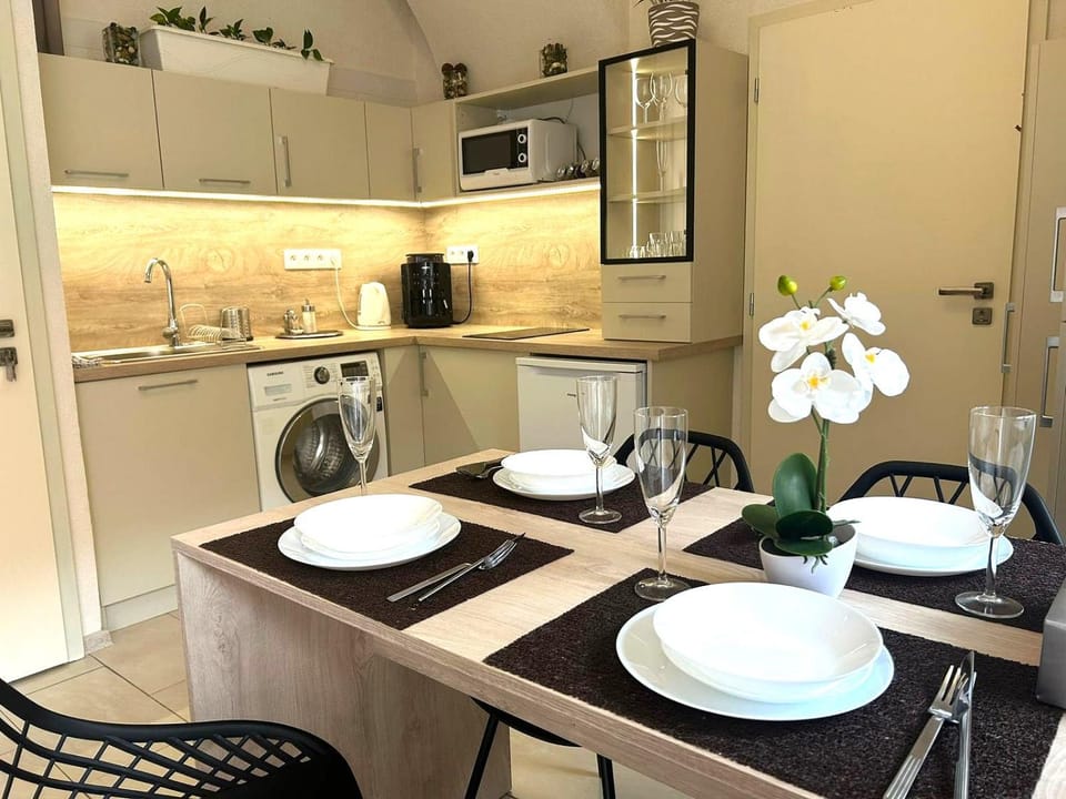 Coffee/tea facilities, Photo of the whole room, Dining area, microwave, stove, washing machine, kitchen