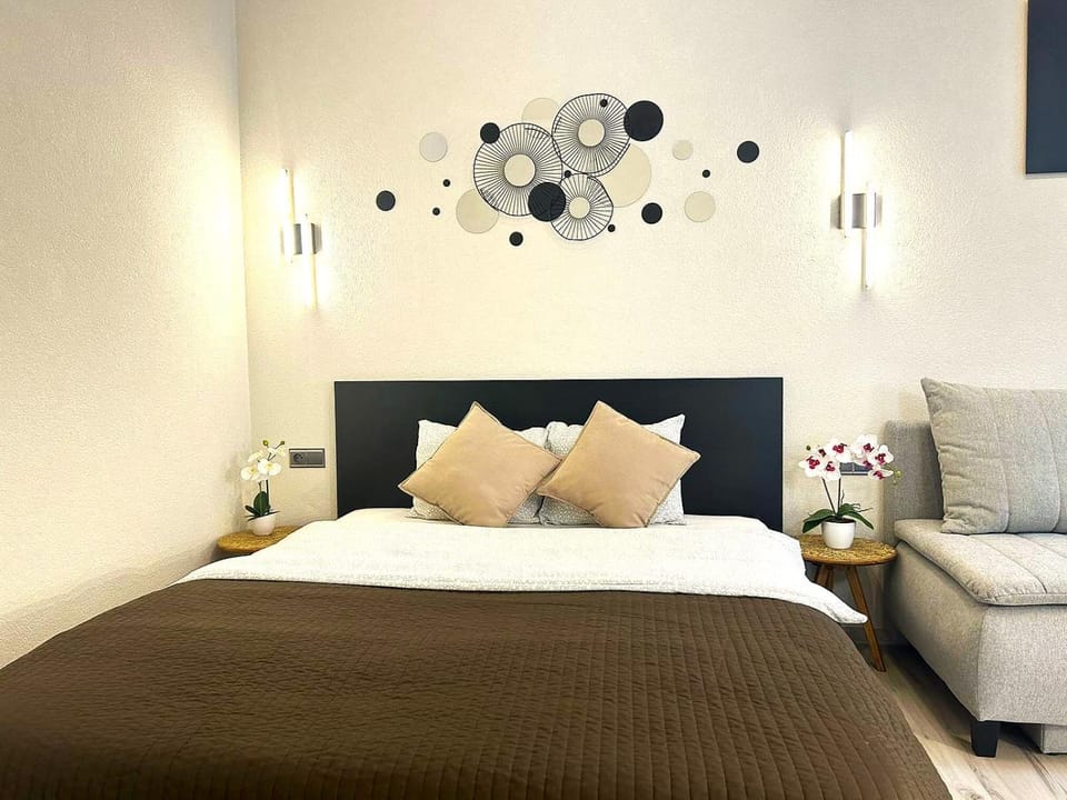 Bed, TV and multimedia, Photo of the whole room, Seating area, Bedroom, cot, air conditioner