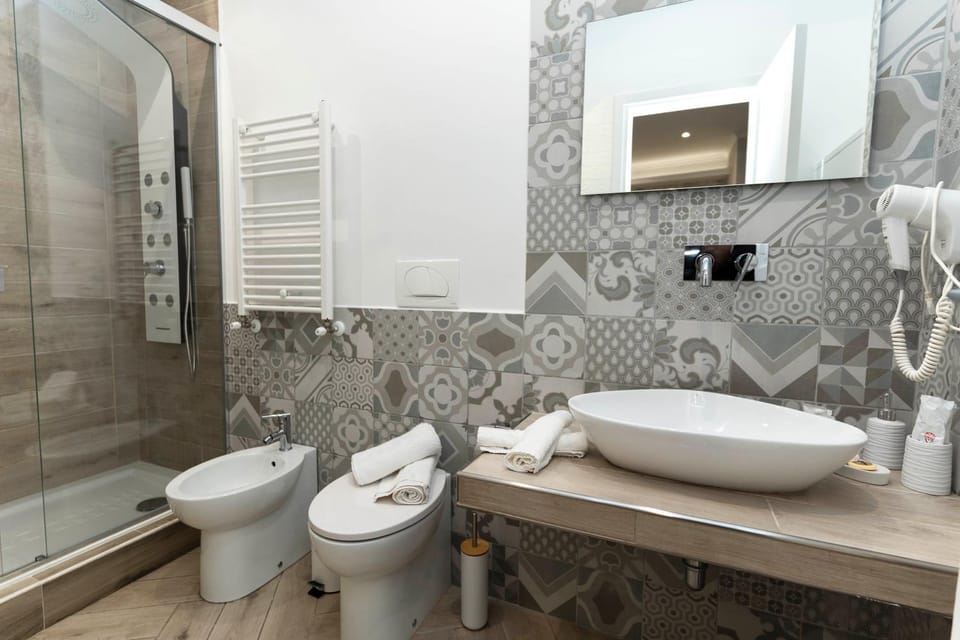 Shower, Toilet, Bathroom, bidet, towels