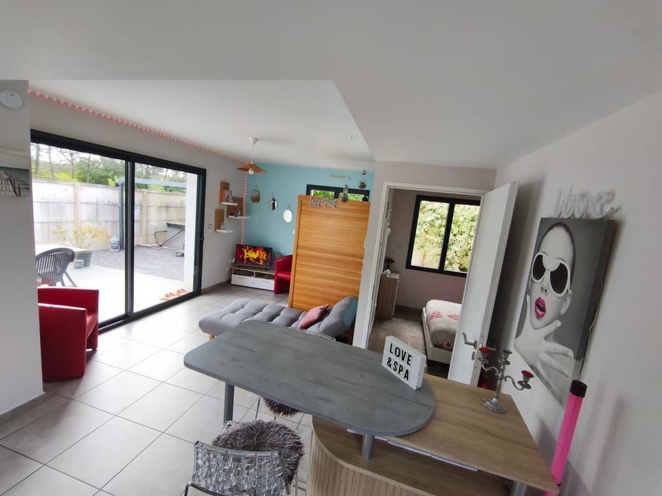 Un Séjour Romantique en couple avec Jacuzzi privé Chromothérapie Jardin Maison privée Villa in Nouvelle-Aquitaine