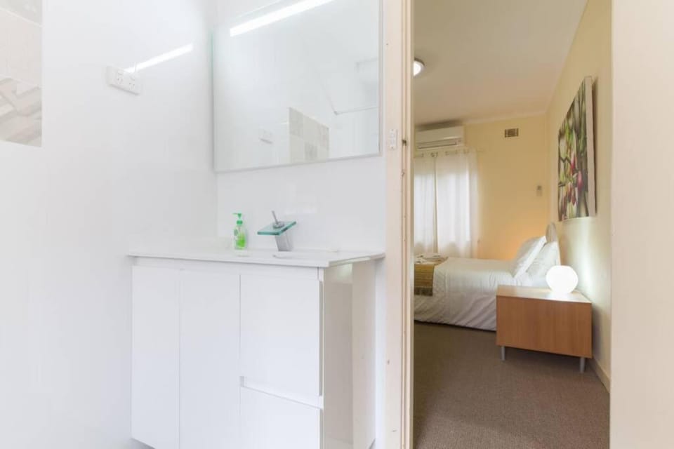 B5 Crawley Apartment 1 BRM & Sleepout near UWA Apartment in Nedlands