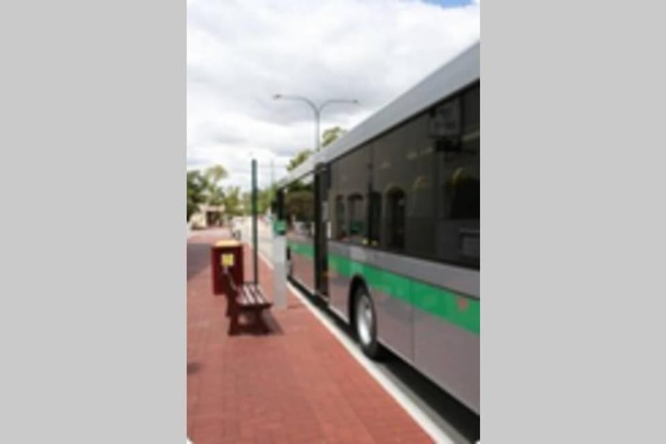 B7 Crawley Apartment 1 BRM & Sleepout near UWA Apartment in Nedlands