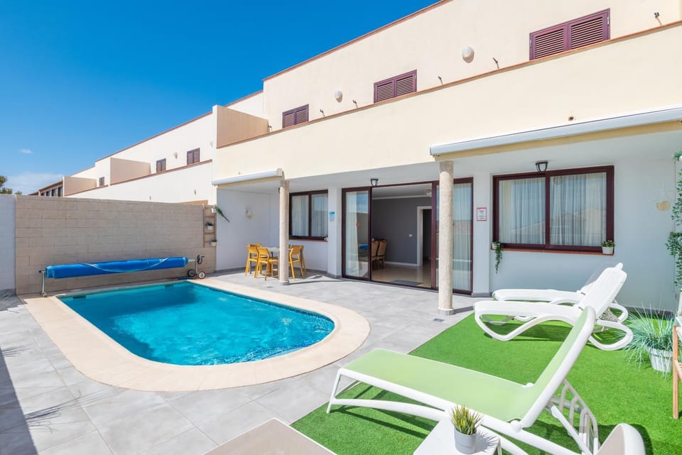 Swimming pool, sunbed