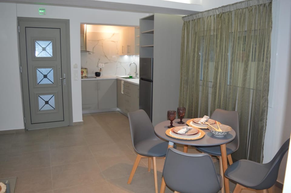 Kitchen or kitchenette, Living room, Seating area, Dining area, stove
