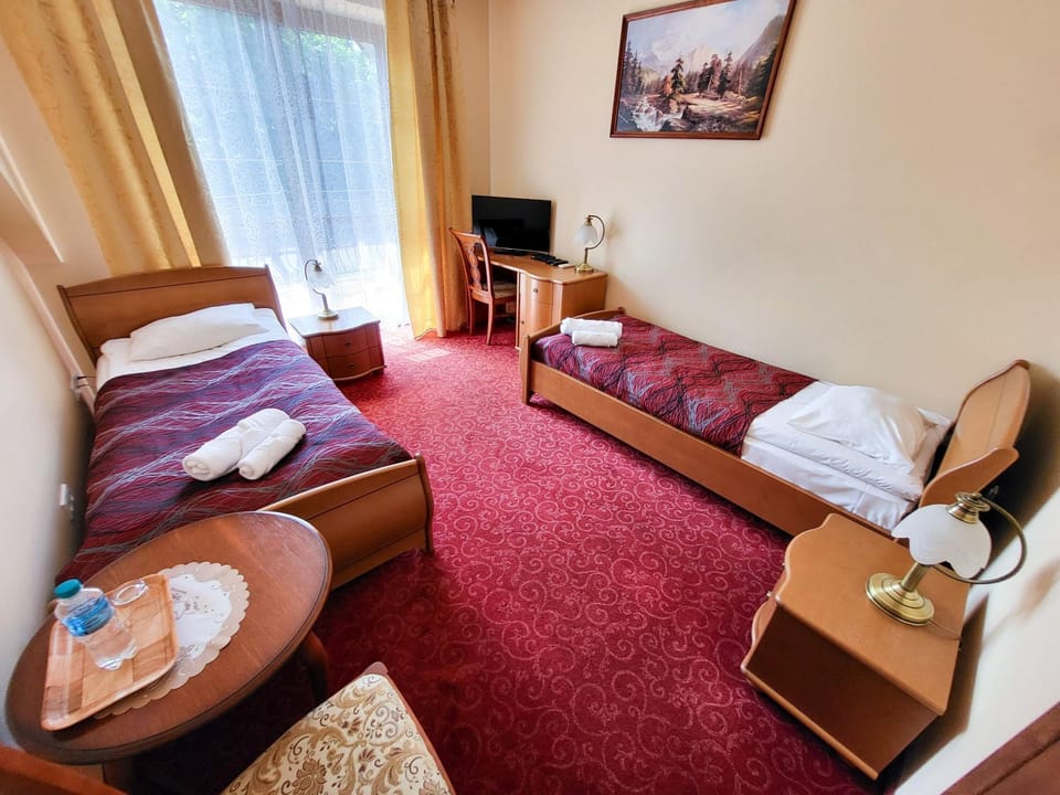Bed, TV and multimedia, Photo of the whole room, Seating area, Evening entertainment, Bedroom