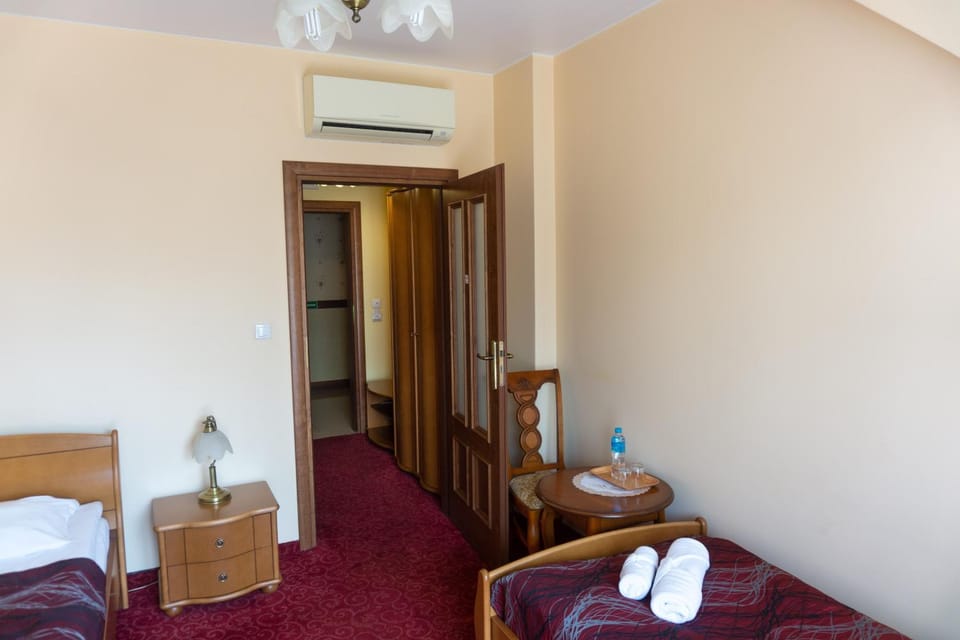 Bed, Photo of the whole room, Seating area, Bedroom, towels, air conditioner