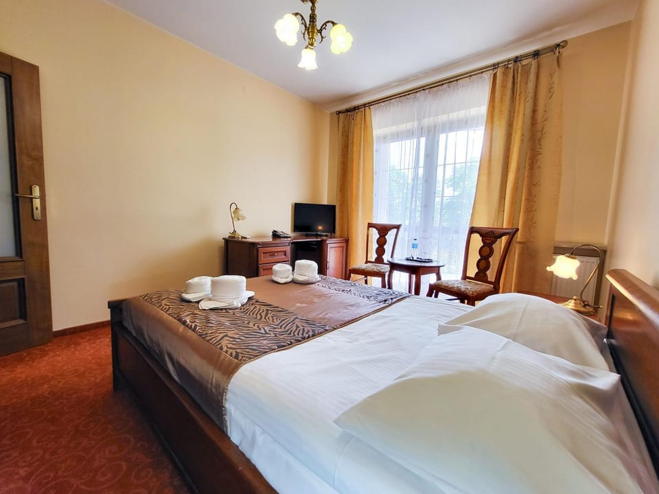 Bed, TV and multimedia, Photo of the whole room, Seating area, Bedroom, towels